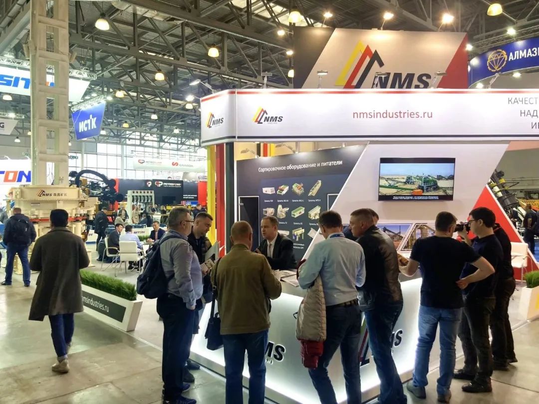 La trituradora cónica hidráulica de múltiples cilindros MC300 de NMS se presentó en la Feria Internacional de Minería de Rusia